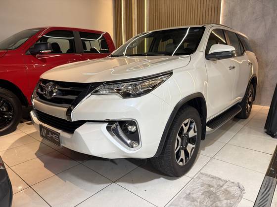 TOYOTA HILUX SW4 2.8 SRX DIAMOND 4X4 7 LUGARES 16V TURBO INTERCOOLER DIESEL 4P AUTOMÁTICO